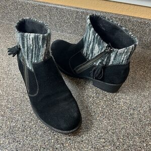 Born b.o.c Womens 7.5M Black Suede Ankle Boots Knit Sweater Cuff Accent Zip Heel